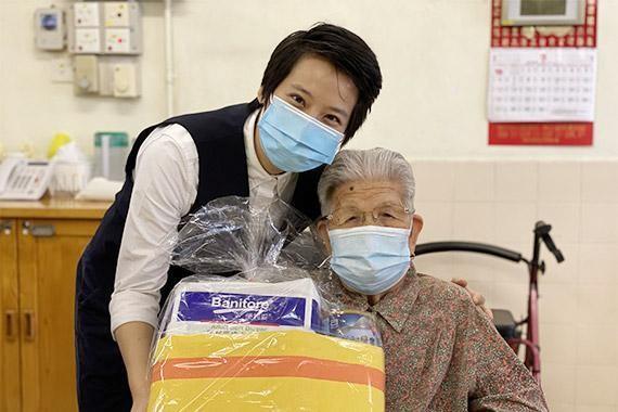 乐善堂义工将爱心包送到长者手中,传递温暖关怀。 乐善堂义工将爱心包送到长者手中,传递温暖关怀。