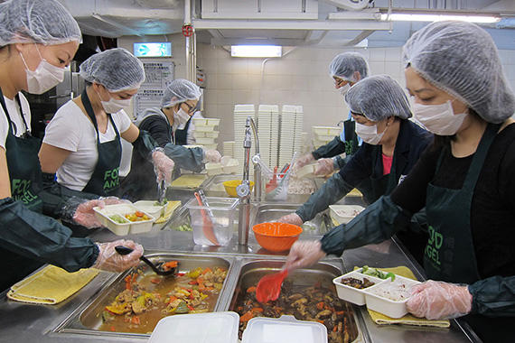 来自社会各界的义工在惜食堂厨房分装食物 来自社会各界的义工在惜食堂厨房分装食物