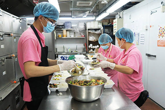 「乐善堂佳宝营养膳食中心」在制作爱心饭餐。