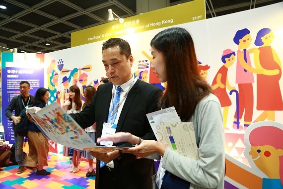 展会人员热情向皇御贵金属代表介绍慈善公益资料