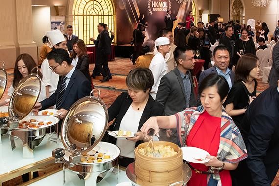 各界企业代表于宴会期间享受佳肴、互相交流，热闹非凡